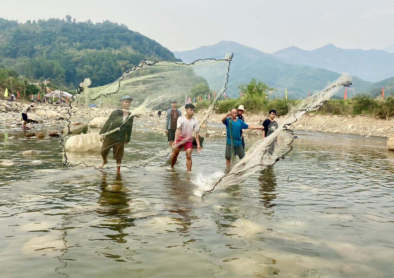Nhân dân và du khách trải nghiệm bắt cá suối.